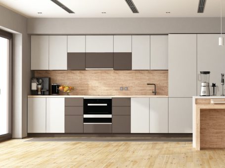 Cocina moderna con muebles grises y blancos, encimeras de madera y electrodomésticos.