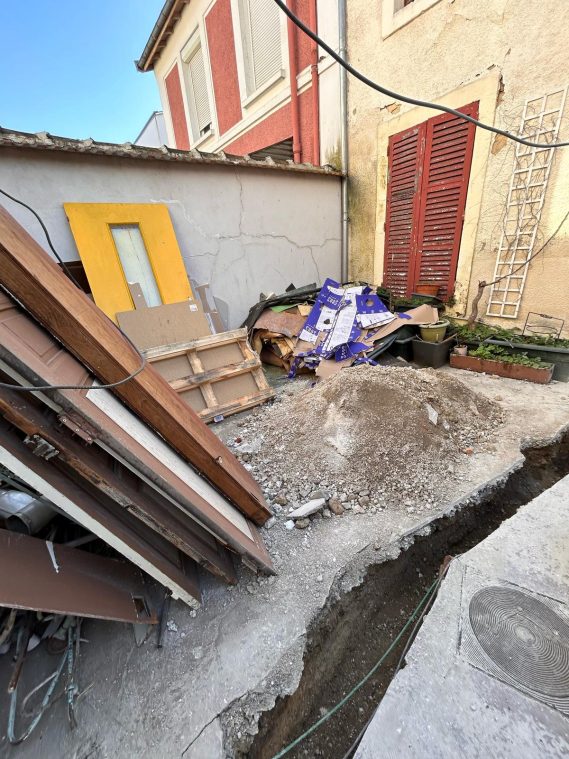Dépôt de matériaux avec un tas de gravats et un espace creusé à l'extérieur.