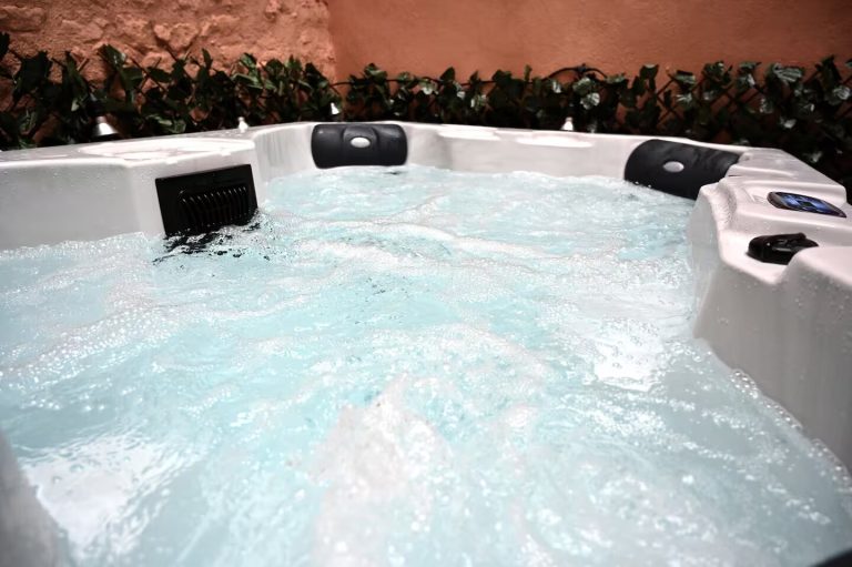 Un jacuzzi avec de l'eau bouillonnante et des sièges en bordure.