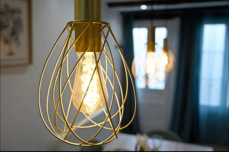 Suspensions lumineuses en métal doré, éclairage chaleureux dans un intérieur élégant.